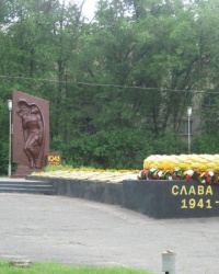 Братская могила в сквере "9 мая" в Луганске