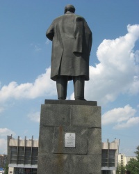 Памятник В.И. Ленину на площади Героев ВОв в Луганске