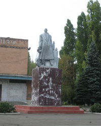 Памятник Ленину в Украинске ("Микроцефал")
