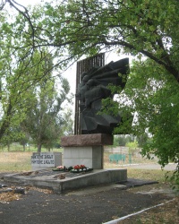 Памятник воинам и братская могила в с.Гусельщиково