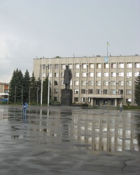 Памятник Ленину на центральной площади Славянска