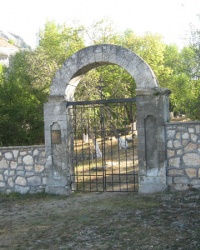 Старое православное кладбище с памятником-часовней в Бахчисарае