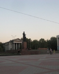 Памятник Ленину на центральной площади Симферополя