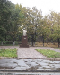 Памятник сталевару Макару Мазаю в Мариуполе
