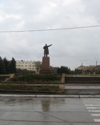 Памятник Ленину в начале проспекта Ильича в Мариуполе