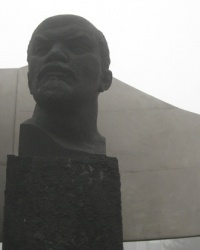 Памятник Ленину возле Калининского исполкома в Горловке