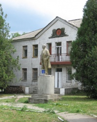 Памятник В.И.Ленину возле районной санэпидемстанции в Старобешево