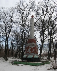 Братская могила возле школы № 141 в Донецке