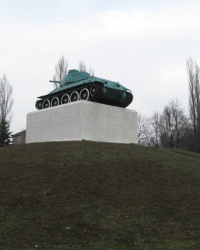 Памятник-танк на братской могиле в Горловке