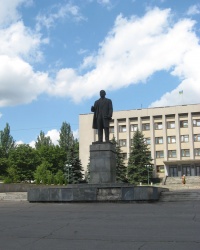 Памятник Ленину на центральной площади в Брянке