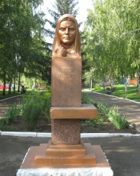 Памятник "Вдовам Великой Отечественной войны" в поселке Володарское