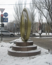 Памятник гривне в Донецке
