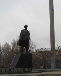 Памятник Ленину на центральной площади Донецка.
