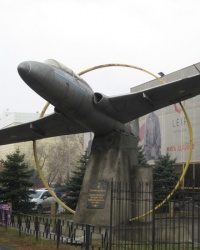 Памятник героям-летчикам Донецкого авиаотряда самолет L-29.
