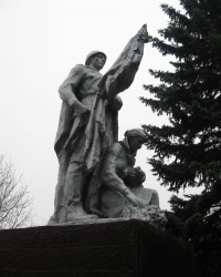 Памятник над братской могилой воинов-освободителей в Макеевке на поселке шахты "Капитальная"