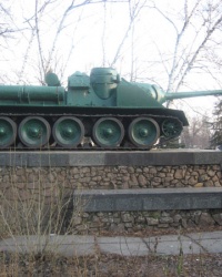 Самоходная установка САУ СУ-100в парке г.Макеевка