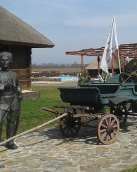 Памятник Батьке Махно у ресторана "Гуляй-поле"