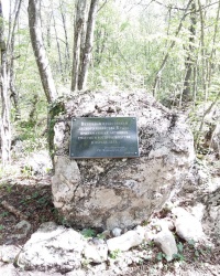 Памятный знак ветеранам и работникам лесного хозяйства в Большом каньоне Крыма