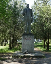 Памятник В.И.Ленину в с.Октябрьское (Ленинский р-н)