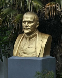 Памятник В.И.Ленину на территории троллейбусного парка в г.Ялта