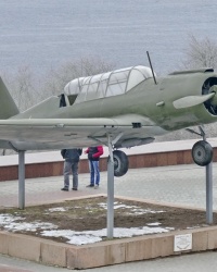 Самолет Су-2 на постаменте в г.Волгограде