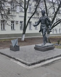 Памятник фронтовому почтальону в г.Воронеж