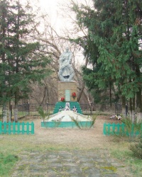 Братская могила советских воинов и партизан в с.Червоный шахтер (Изюмский р-н)