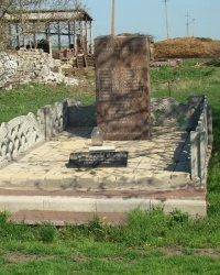 Памятный знак односельчанам, погибшим в годы ВОВ, в с.Гончарка (Солонянский р-н)