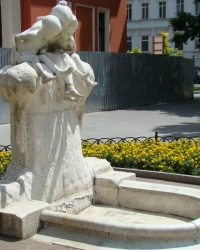 Скульптура-фонтан "Дети и лягушка"