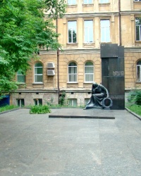 Памятник студентам, преподавателям и сотрудникам Одесского мединститута, погибшим в годы ВОВ