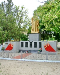 Памятник односельчанам, погибшим в годы ВОВ, в с.Приморское (Килийский р-н)