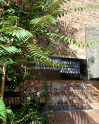 Памятный знак на месте расстрела 500 советских патриотов во время оккупации (ул.Мостовая,3)