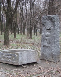 Памятник на могиле И.И.Манжуры в Севастопольском парке