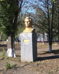Памятник С.М.Кирову в с.Хуторо-Губиниха (Новомосковский р-н)