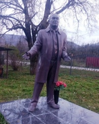 Памятник Т.В.Габуеву в с.Верхний Бирагзанг 