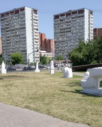 Современные скульптуры на площади Дмитрия Донского в г. Дзержинском