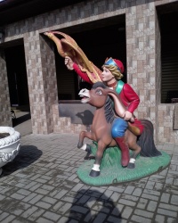 Скульптуры сказочных героев у гостиничного комплекса « У озера» возле села Горноводяного