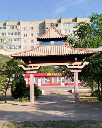 Буддийская арка на улице Сухэ-Батора в г.Элисте  