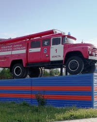Памятник пожарному автомобилю в г. Элисте