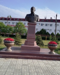 Памятник Е.Н.Зиничеву в г.Элисте