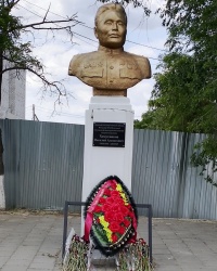 Памятник В.А.Хомутникову в г. Этисте