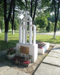 Памятник угодчанам-подвижникам на могиле Н.Д.Любимова в г.Жукове