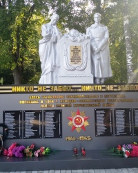 Братская могила советских воинов на кладбище в г.Жукове