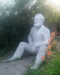 Памятник Э.М.Хемингуэю в д. Лукьяново