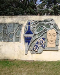Плита с женским барельефом в г.Пятигорске