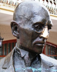 Памятник Кисе Воробьянинову в г.Пятигорске