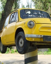 Памятник народному автомобилю в г.Донецке