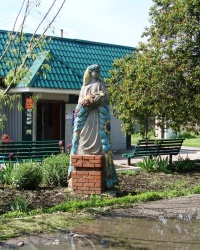 Скульптура женщины в с.Золотаревке