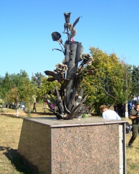 Памятник погибшим воинам у Саур-Могилы в окрестностях с.Сауровки