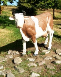 Скульптура коровы в парке Ленинского комсомола в г.Донецке